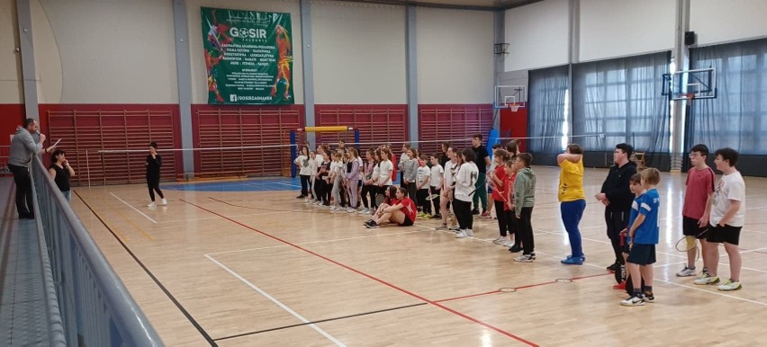 Uczniowie z Miedzierzy z sukcesami podczas turnieju badmintona w Zagnańsku [ZDJĘCIA]