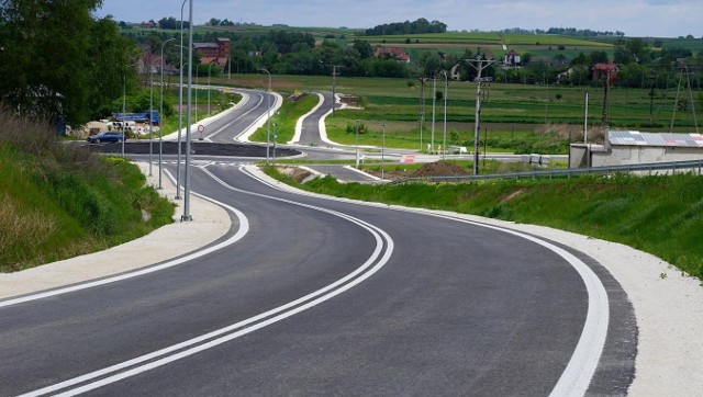 Zakończenie prac budowlanych na trzykilometrowym odcinku nowoczesnej drogi zaplanowane jest na wtorek, 24 maja.