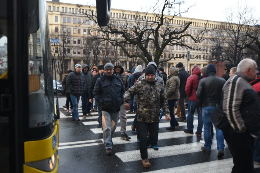 Ewa Kopacz w Katowicach na rozmowach ze związkowcami, a...