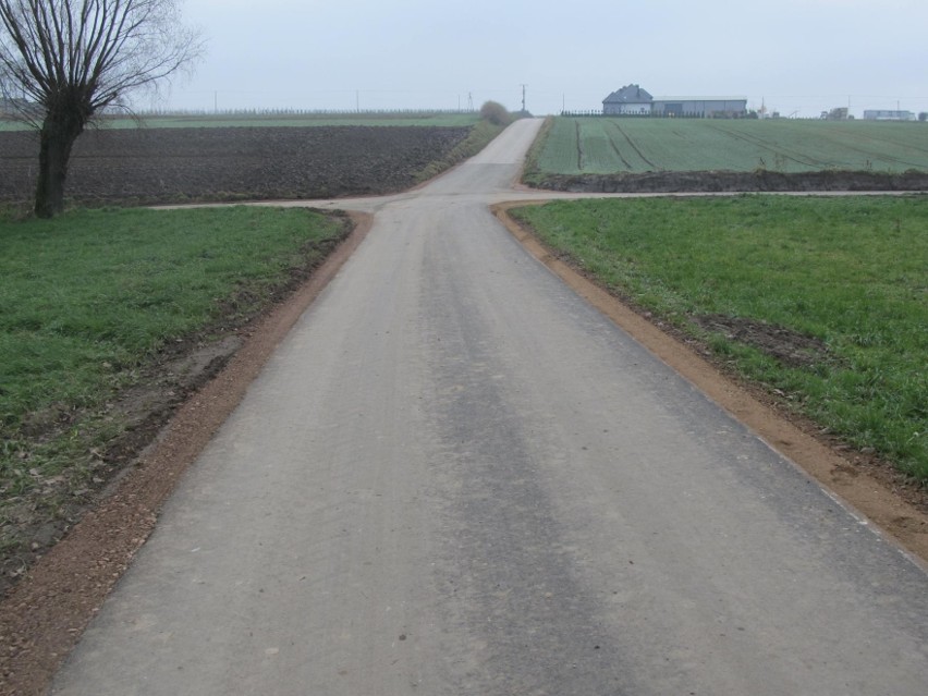Drogi gładkie, pobocza z kruszywa i przebudowane przepusty. Zakończyła się modernizacja dróg w Baranowie w gminie Skalbmierz [ZDJĘCIA]