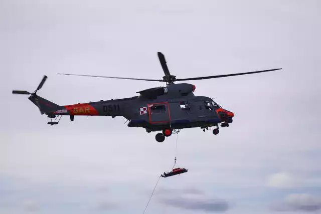 Akcja ratunkowa na Zatoce Gdańskiej. Śmigłowiec przetransportował członka załogi ORP Kaszub