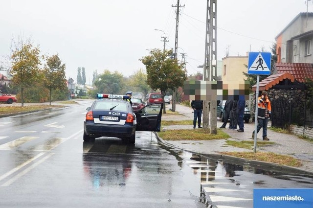 W poniedziałkowe popołudnie kierowca mercedesa, jadąc ul. Wiejską w kierunku Brześcia Kujawskiego, potrącił na przejściu dla pieszych starszą kobietę. 85-letnia poszkodowana jechała na masce auta ponad 20 metrów! Uszkodzenia samochodu były znaczne, co świadczyło o sile uderzenia. Niestety, kobieta zmarła w szpitalu. 58-letni kierowca był trzeźwy, ale w trakcie policyjnych czynności okazało się, że mężczyzna, decyzją administracyjną, ma cofnięte uprawnienia do kierowania. Za naruszenie tych przepisów grozić mu może do 2 lat pozbawienia wolności. 