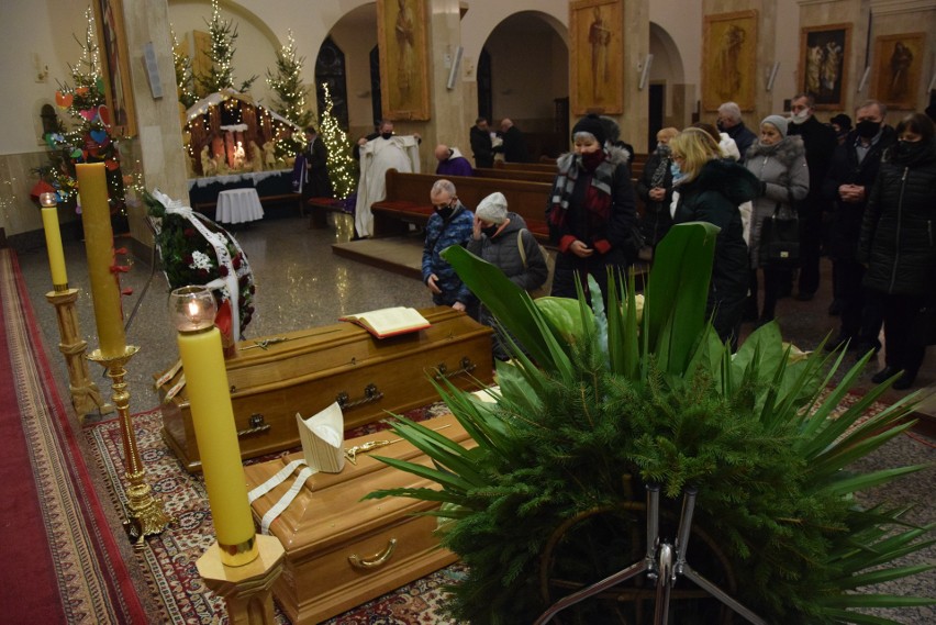 Biskupów żegnali wierni zgromadzeni na mszy w kościele...