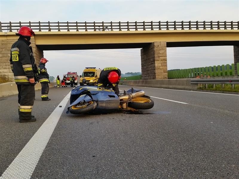 Motocyklista najechał na tył ciężarówki.