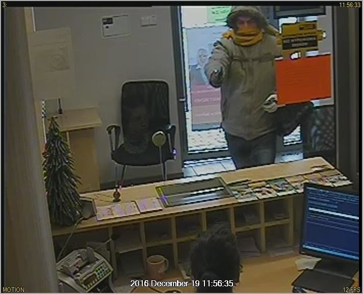 Policja opublikowała zdjęcia mężczyzny, który napadł na bank...