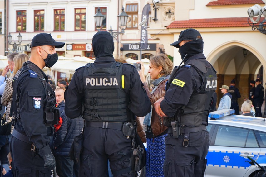 Podczas protestu "Stop COVID" w Rzeszowie (10 października)...