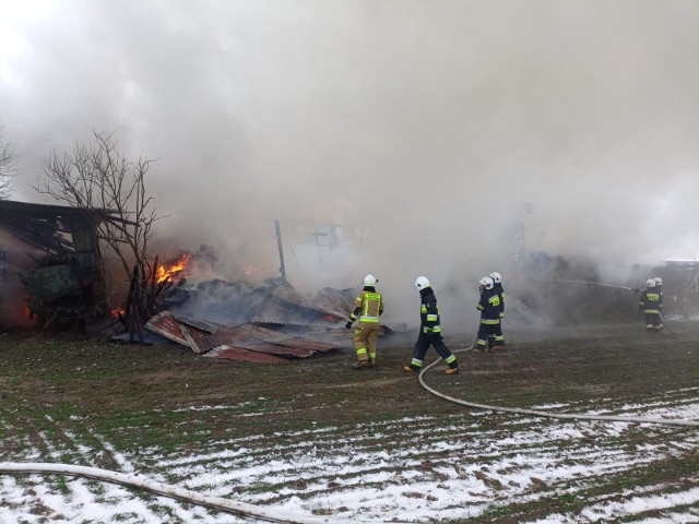 Pożar we wsi Zarośle w Gm. Rogóźno spowodował straty sięgające blisko pół miliona złotych. Z ogniem walczyło w sumie 9 zastępów strażaków