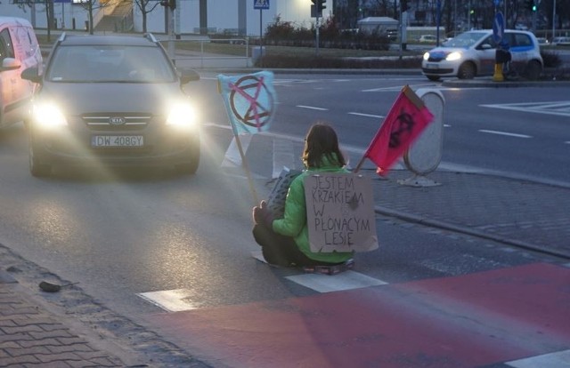 Protestująca aktywistka usiadła na środku ulicy Kozanowskiej we Wrocławiu, blokując ruchu 31.01.2022