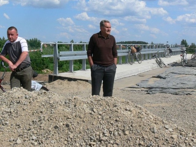 Budowa mostu miała zakończyć się pod koniec czerwca tego roku, ale jak na razie jest to miejsce spotkań, by skomentować zaistniałą sytuację.