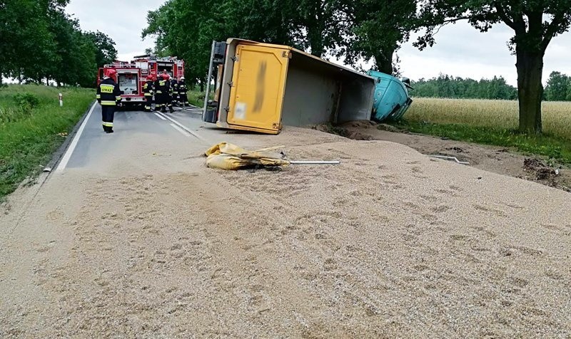 Peugeot czołowo uderzył w ciężarówkę koło Nowej Soli