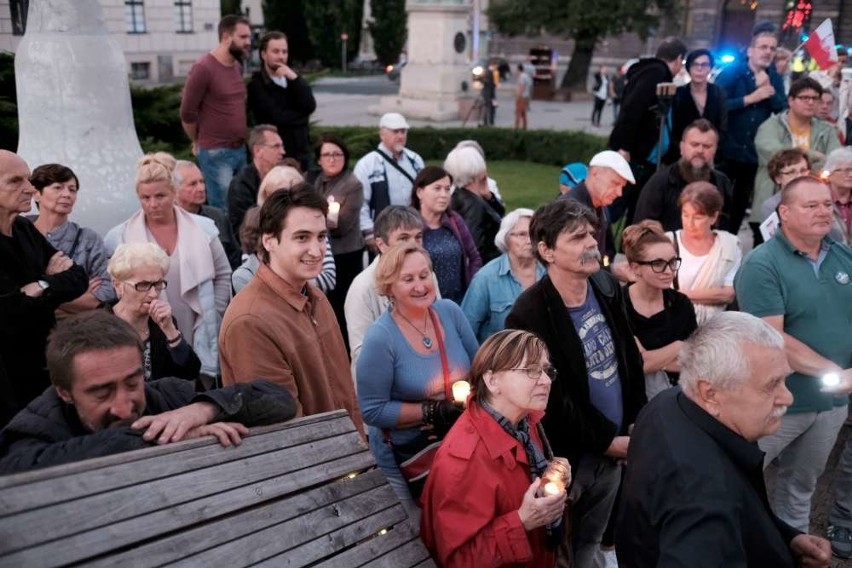 Skromna demonstracja KOD-u na placu Wolności [ZDJĘCIA]