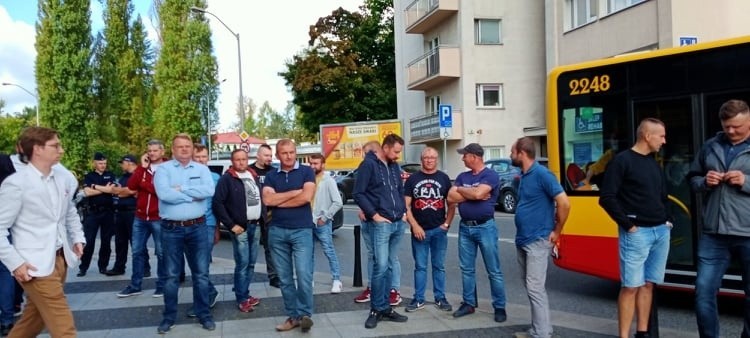 Sadownicy z powiatu grójeckiego protestowali w Warszawie przed siedzibą Jeronimo Martins, właściciela sieci Biedronka