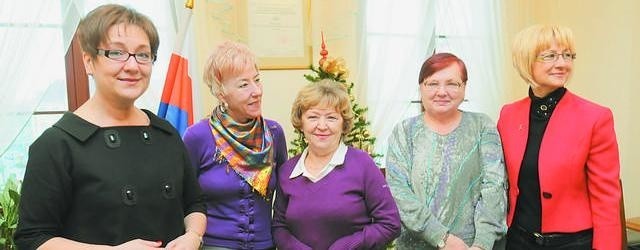 Urszula Gierszewska (na zdjęciu druga z lewej), obok Wanda Kempara i Stanisława Rulewicz - laureatki konkursu "Moja walka z rakiem&#8221; były gośćmi Doroty Jakuty (pierwsza z lewej). Po prawej Małgorzata Bonin, szefowa Stowarzyszenia "Różowa Wstążeczka&#8221;.