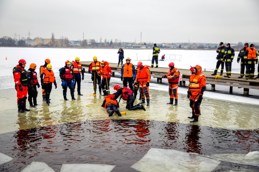 Ćwiczenia na lodzie na plaży Dojlidy w Białymstoku. Strażacy...