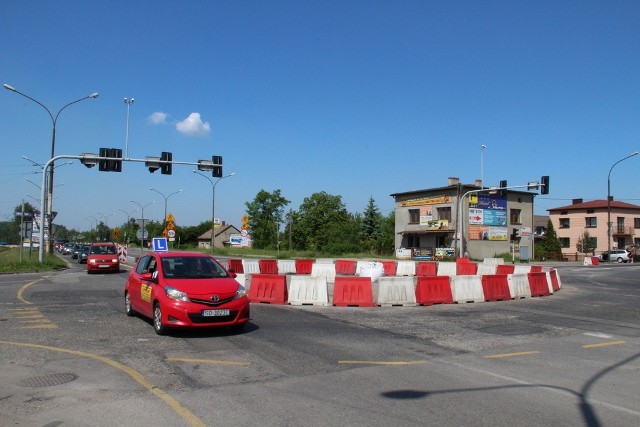 W ubiegłym roku, na czas remontu pobliskiego wiaduktu, u zbiegu ulic Piłsudskiego i Tworzeń, pojawiło się już tymczasowe rondo. Sprawdziło się