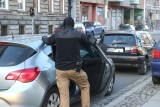 Akcja policji we Wrocławiu. W kominiarkach zatrzymali człowieka. Potem mieli wypadek