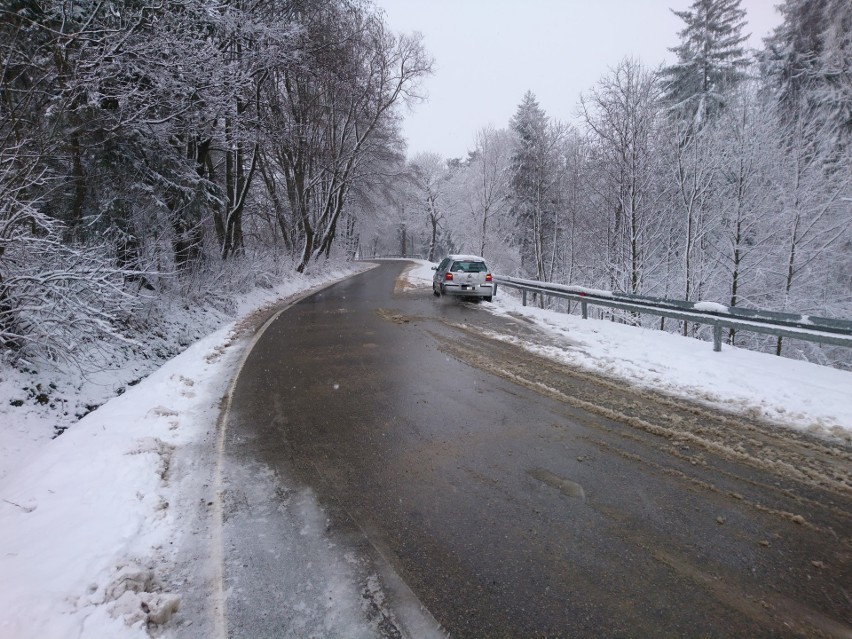 Podhale. Spadł śnieg i już pierwsza kolizja na drodze w Cichem [ZDJĘCIA]