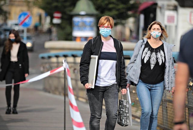 Co z poluzowaniem obostrzeń? Niedzielski: Trzeba podejmować odważne decyzje