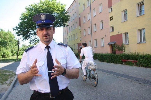 Warto zwracać uwagę, kto wchodzi do naszego bloku. Nie ułatwiajmy życia złodziejom - apeluje aspirant Bogusław Dąbkowski, rzecznik brzeskiej policji.