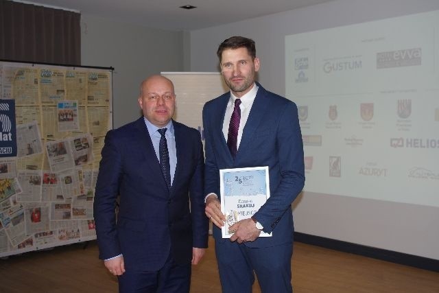 Damian Skakuj odbierający nagrodę dla trenera roku w powiatach stalowowolskim i niżańskim
