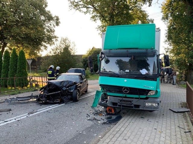 W godzinach porannych doszło do groźnego wypadku na drodze nr 37 w Słowinie (gmina Darłowo). Zderzył się tam samochód dostawczy z osobówką. Jedna osoba została ranna. - Zderzyły się dwa pojazdy marki Mercedes, samochód dostawczy i osobówka. W zdarzeniu uczestniczyły dwie osoby, jedna z nich została ranna - informuje nas kpt. Damian Tomczyk, oficer prasowy Państwowej Straży Pożarnej w Sławnie. Poszkodowany został przewieziony do szpitala. W akcji brały udział 3 zastępy wozów strażackich ze Sławna, Karwic i Słowina. Przyczyny wypadku wyjaśnia policja. Droga będzie jeszcze zablokowana przez około godzinę. Objazdy wyznaczono przez Gorzycę. Zobacz także: Koszalin: wypadek na al. Monte Cassino - zderzenie auta osobowego i skutera