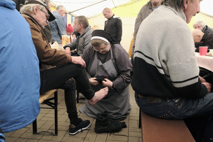 Dzień Ludzi Bezdomnych w jadłodajni sióstr Elżbietanek w...