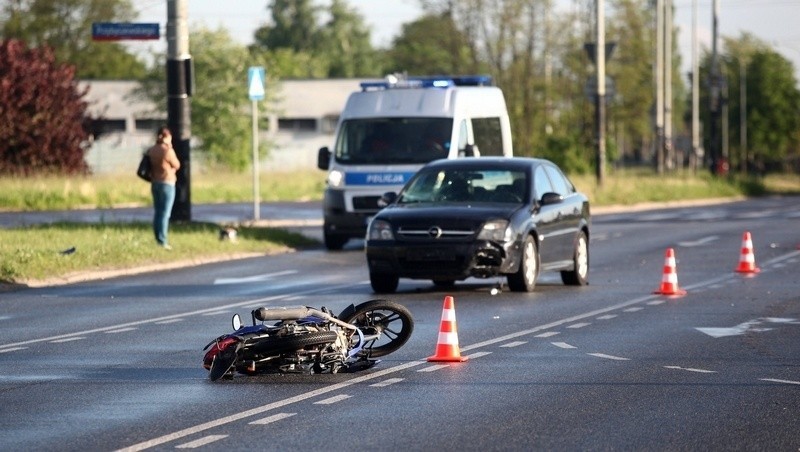 Wypadek na rondzie Sybiraków. Samochód zderzył się z motocyklem