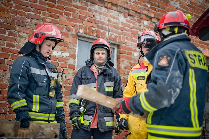 Wyciągali manekina przez wybite w ścianie dziury,...