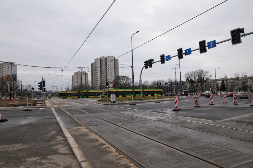 Rondo Rataje jest przejezdne - prace na nim dobiegają końca