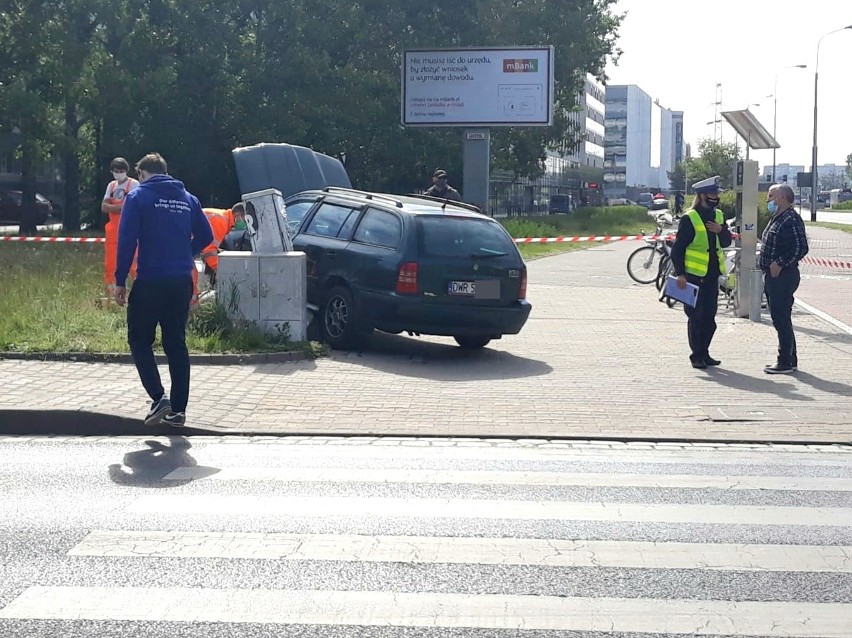 Wrocław: Wypadek na Legnickiej. Ukrainiec wjechał na czerwonym i staranował przejście