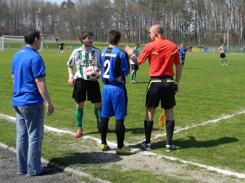 JKS Jaroslaw (niebiesko-czarne stroje) wygral 0-2 w...
