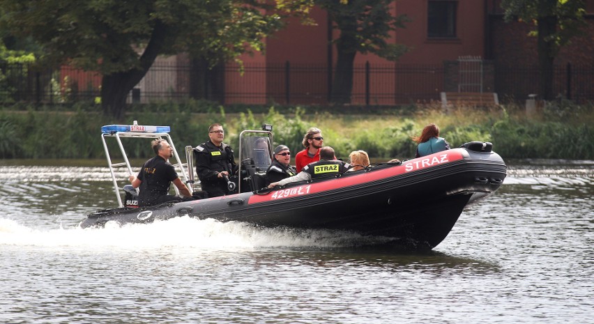 Strażaccy ratownicy wodni na super łodzi hybrydowej 
