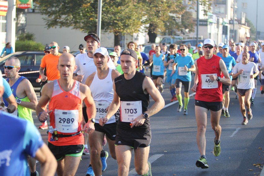 Zdjęcia z maratonu w Poznaniu 2018 - biegacze na pierwszym...