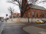 Droga rowerowa wzdłuż al. Śmigłego-Rydza w Łodzi omija kościół św. Anny. Komu przeszkadza jazda rowerem pod kościołem?