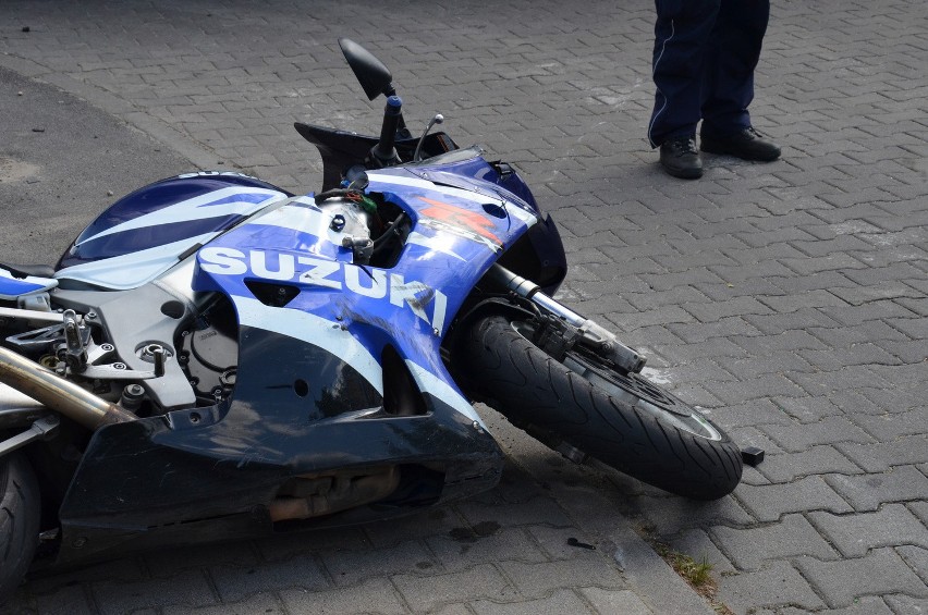 Wrocław: Wypadek na Kosmonautów. Motocyklista uderzył w auto (ZDJĘCIA)