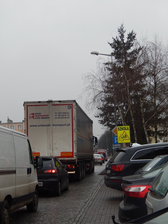 Ul. Chrobrego biegnąca przez centrum Strzelec, czyli fragment drogi krajowej 22 ciągle jest zakorkowana.