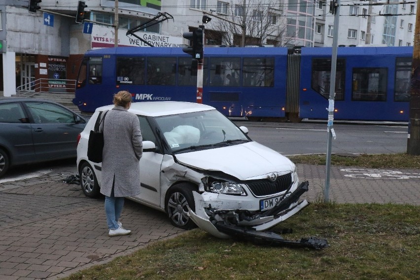 Kolejny wypadek przy Leclercu. Kierująca skodą nie ustąpiła pierwszeństwa taksówce (ZDJĘCIA)