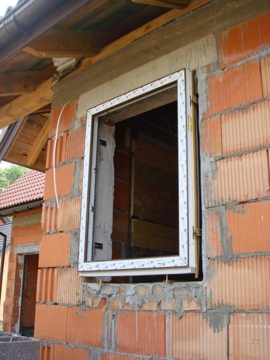 Montaż oknaCiepły montaż okien możliwy jest w ścianach dwu- i trzywarstwowych.