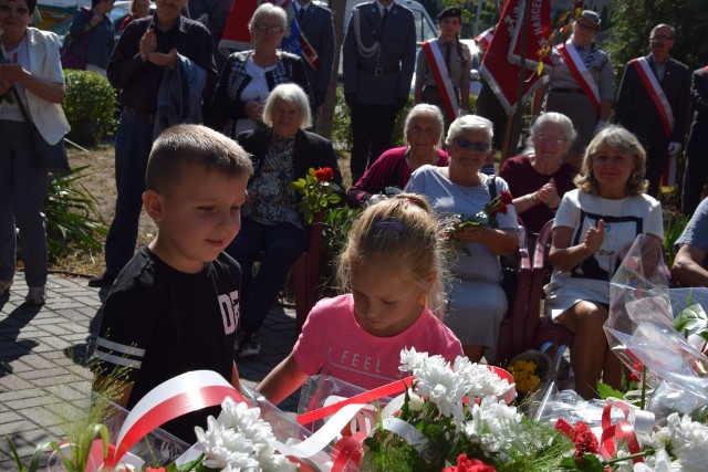 Kiedy przedszkolaki składały kwiaty przy pomniku goście bili brawo. Kolejne pokolenie oddało hołd Sybirakom