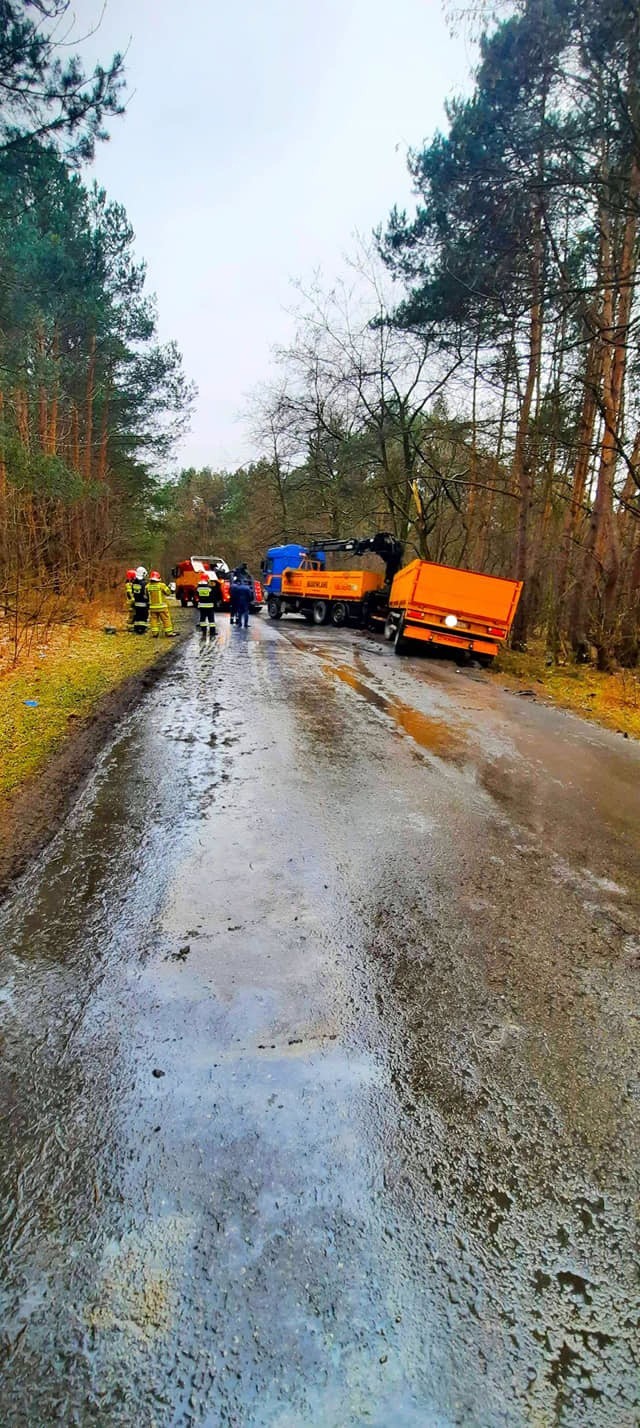 Wypadek w Stalach. W czołowym zderzeniu bmw z ciężarówką ranny kierowca auta osobowego