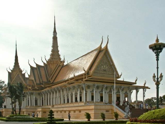 Pałac w stolicy Kambodży, zbudowany w 1870 r. na życzenie króla Norodoma I. Jest od tamtej pory oficjalną rezydencją królów khmerskich. W skład zespołu wchodzi też Srebrna Pagoda, a jej nazwa wzięła się stąd, że podłoga budowli została wyłożona 5 tysiącami srebrnych płytek.