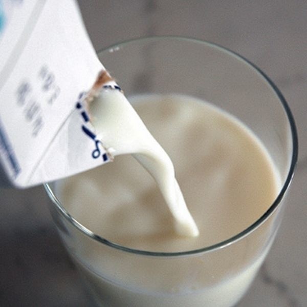 Mleko jest bogatym źródłem wapnia, witaminy D, A, E, najlepsze jest to zwykłe o krótkiej dacie ważności.