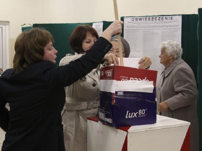 Przewodnicząca komisji obwodowej na ulicy Naruszewicza...