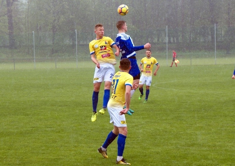 Sokół (niebieskie stroje) pokonał Motor Lublin