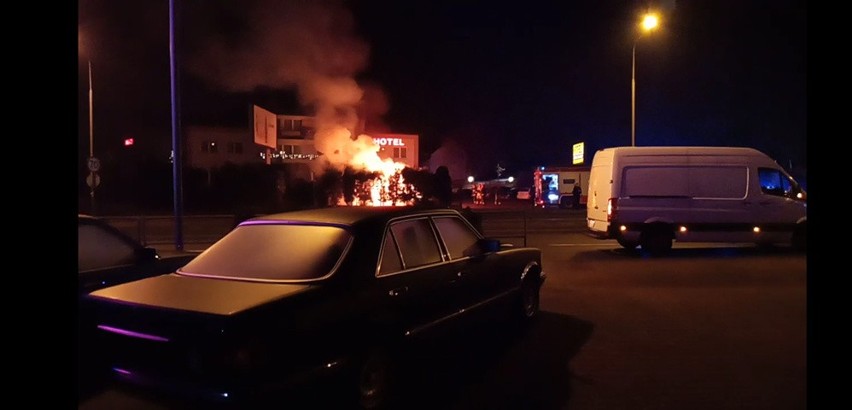 Spłonął samochód BMW na ulicy Czarnieckiego w Radomiu.