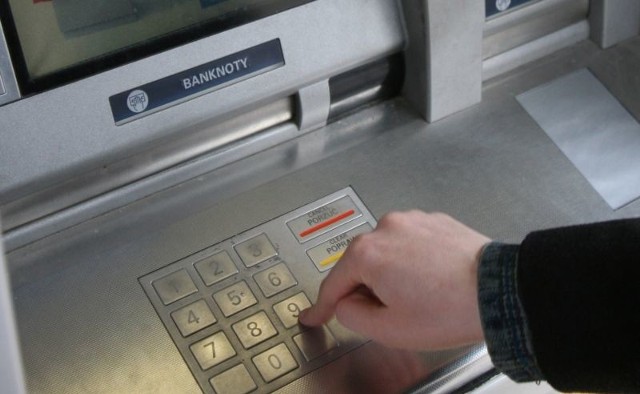 Jeśli w trakcie wykonywania wypłaty bankomat wyświetlił informację o wystąpieniu błędu, to zwykle wystarczy zgłosić w banku reklamację. Fot. D. Danek