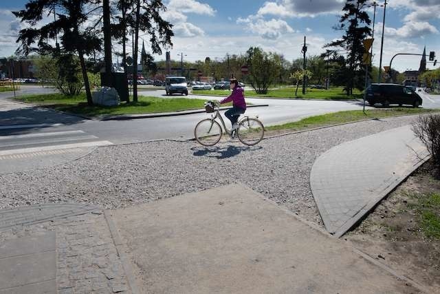 Niedokończona ścieżka rowerowa przy placu To-Mi-To w Toruniu. Prace potrwają tam do końca maja