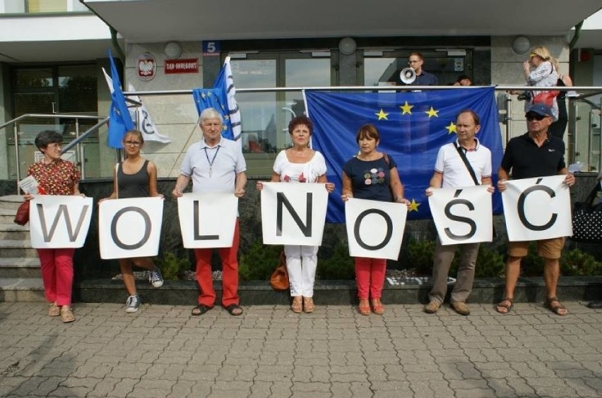 Protest przed sądem w Koninie.