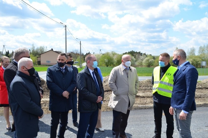 Rozbudowa drogi wojewódzkiej Chodel–Kraśnik nabiera kształtów. Zobacz zdjęcia