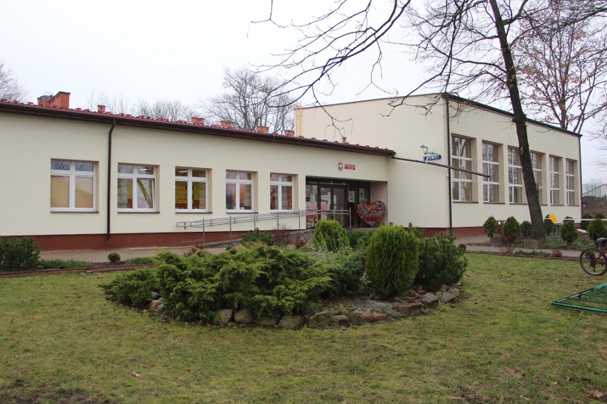 Trwa rozbudowa Publicznej Szkoły Podstawowej imienia Kornela Makuszyńskiego we Wrzeszczowie. Zobaczcie na zdjęciach, jak idą prace